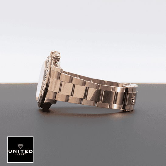 Rolex Daytona 116505-0013 S.Steel Oyster Bracelet Replica on the table