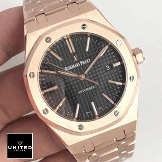 Audemars Piguet 1220OR.01 Royal Oak Rose Gold Black Dial Replica on the hand