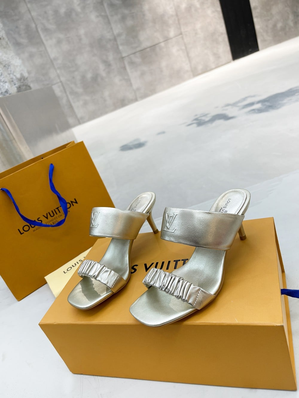 (1:1 replica) Louis Vuitton Women s Drapy Mule Gold For Women LV