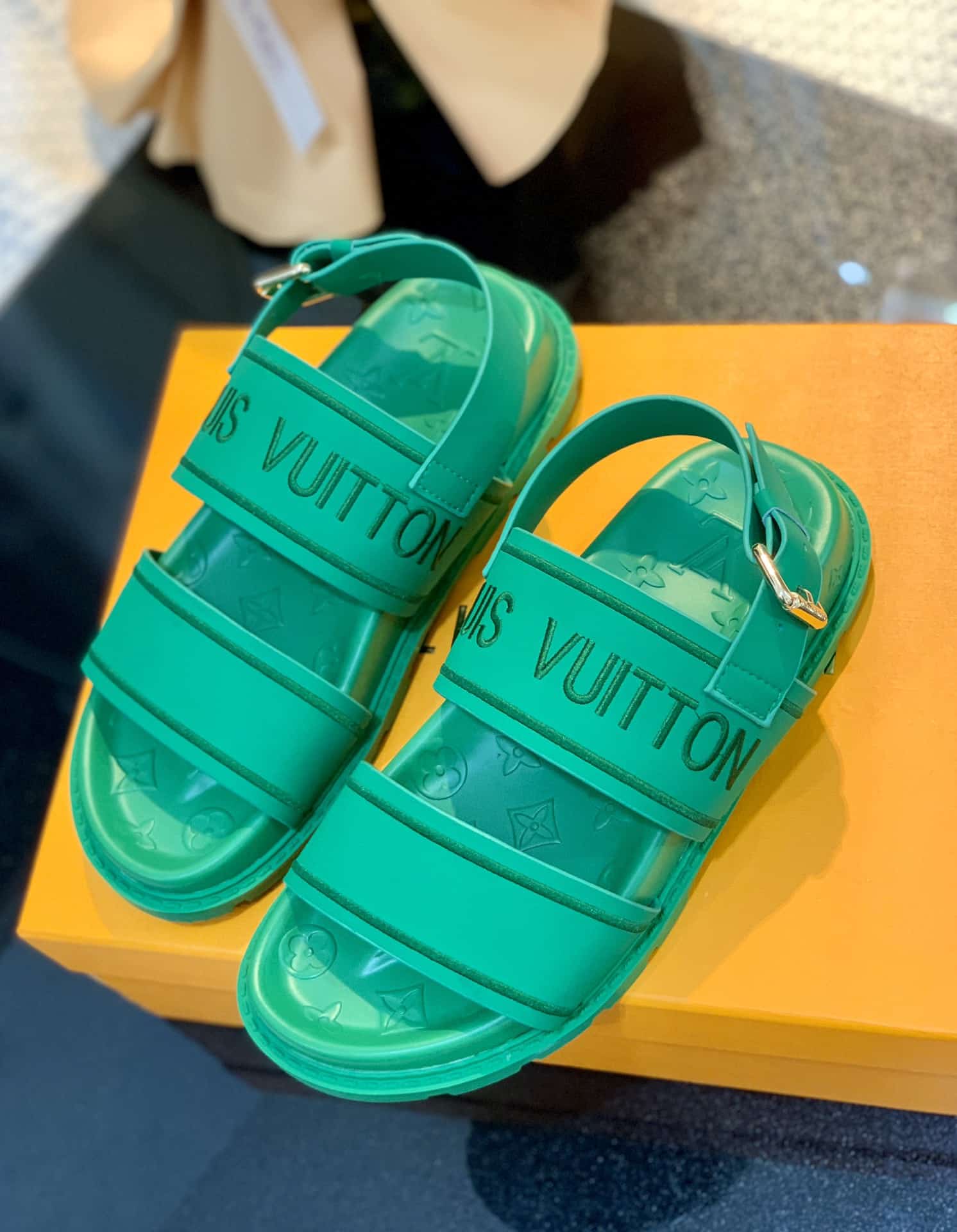 (1:1 replica) Louis Vuitton Women s Paseo flat Comfort Sandal Green For Women LV