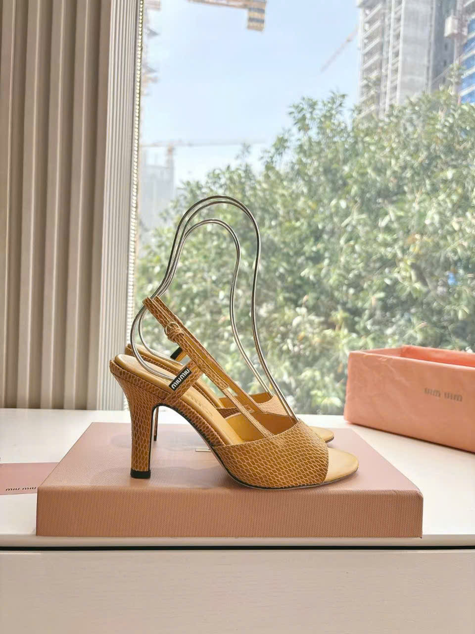 (1:1 replica) Miu Miu Leather Women s Sandals New Collections