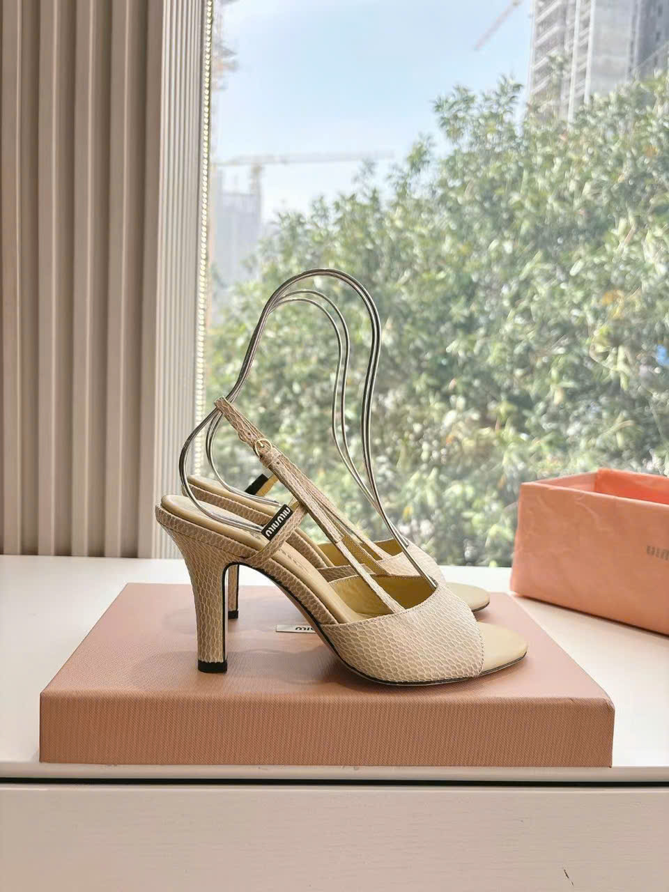 (1:1 replica) Miu Miu Leather Women s Sandals New Collections