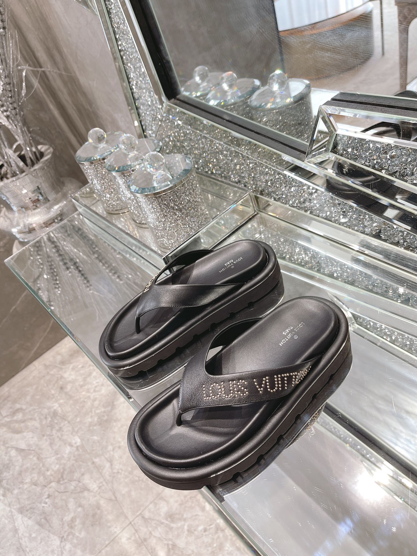(1:1 replica) Louis Vuitton Women s The Pool Pillow Flat Comfort Thong Black For Women LV 1AABF9