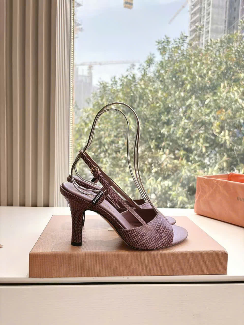 (1:1 replica) Miu Miu Leather Women s Sandals New Collections