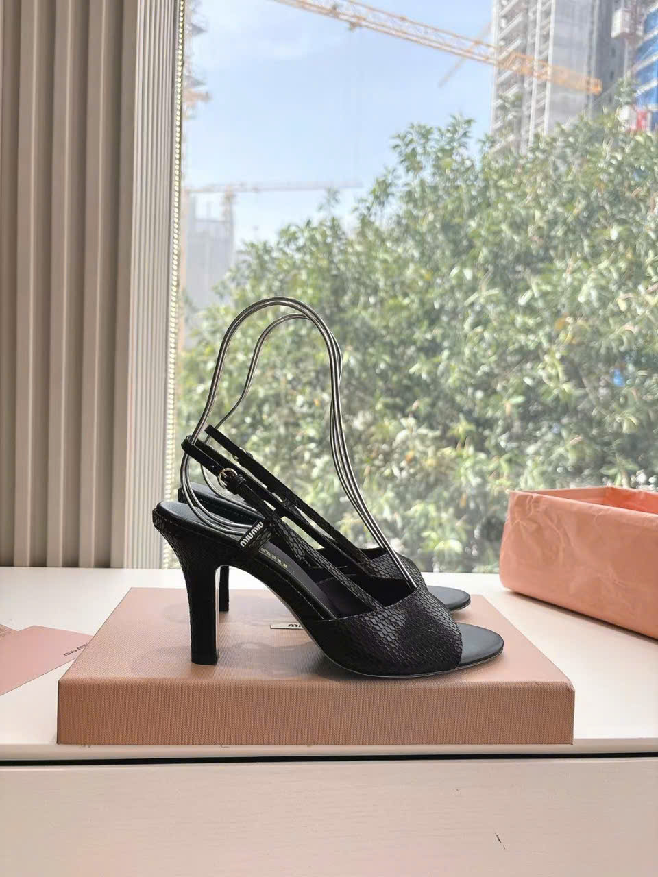 (1:1 replica) Miu Miu Leather Women s Sandals New Collections