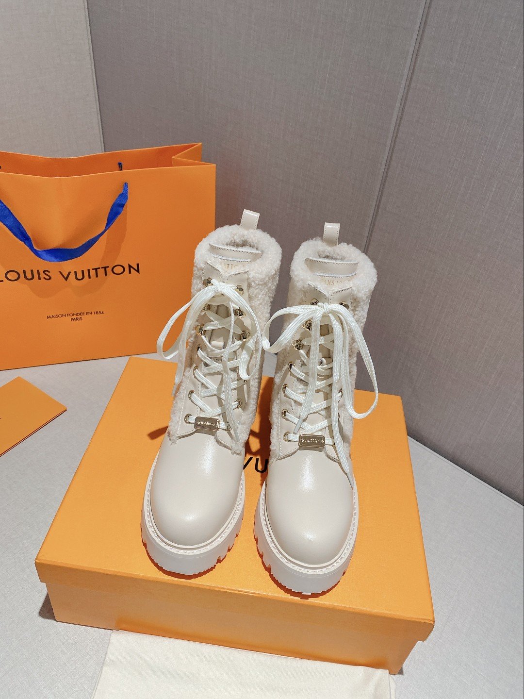 (1:1 replica) Louis Vuitton Women s LV Territory Flat Ranger White For Women LV