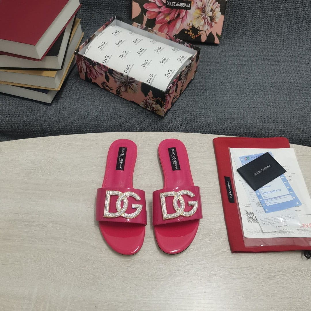 (1:1 replica) Dolce Gabbana Foiled Iguana-Print Slides With Rhinestone-Detailed DG Logo Pink For Women DG Shoes