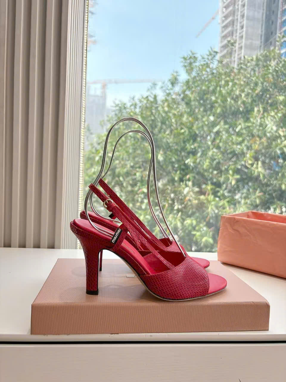 (1:1 replica) Miu Miu Leather Women s Sandals New Collections