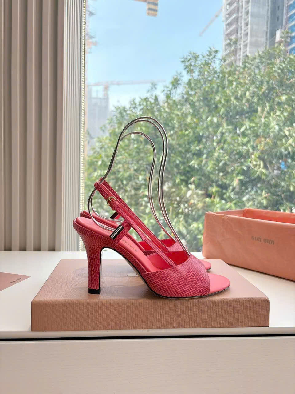 (1:1 replica) Miu Miu Leather Women s Sandals New Collections