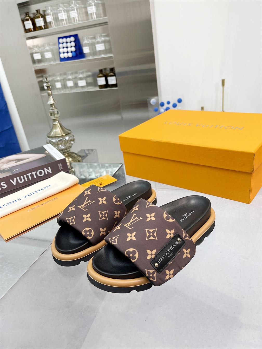 (1:1 replica) LOUIS VUITTON POOL PILLOW FLAT COMFORT MULE LVSD001