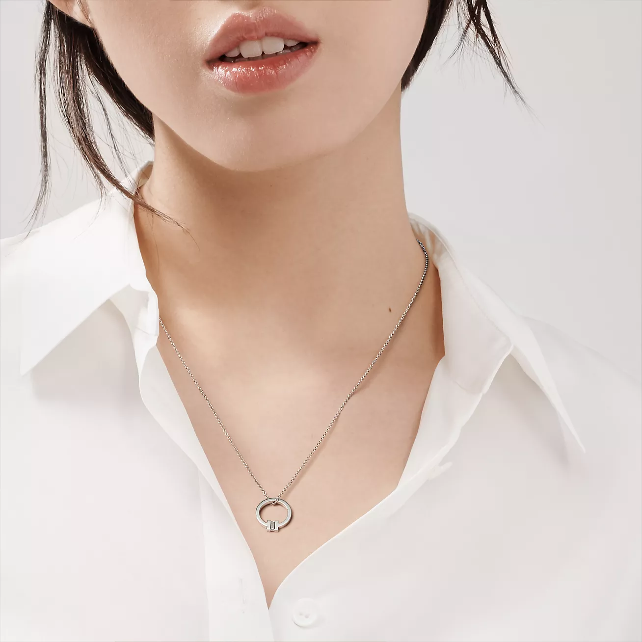 Tiffany T Pendant in 18k White Gold with a Baguette Diamond (1:1 replica)