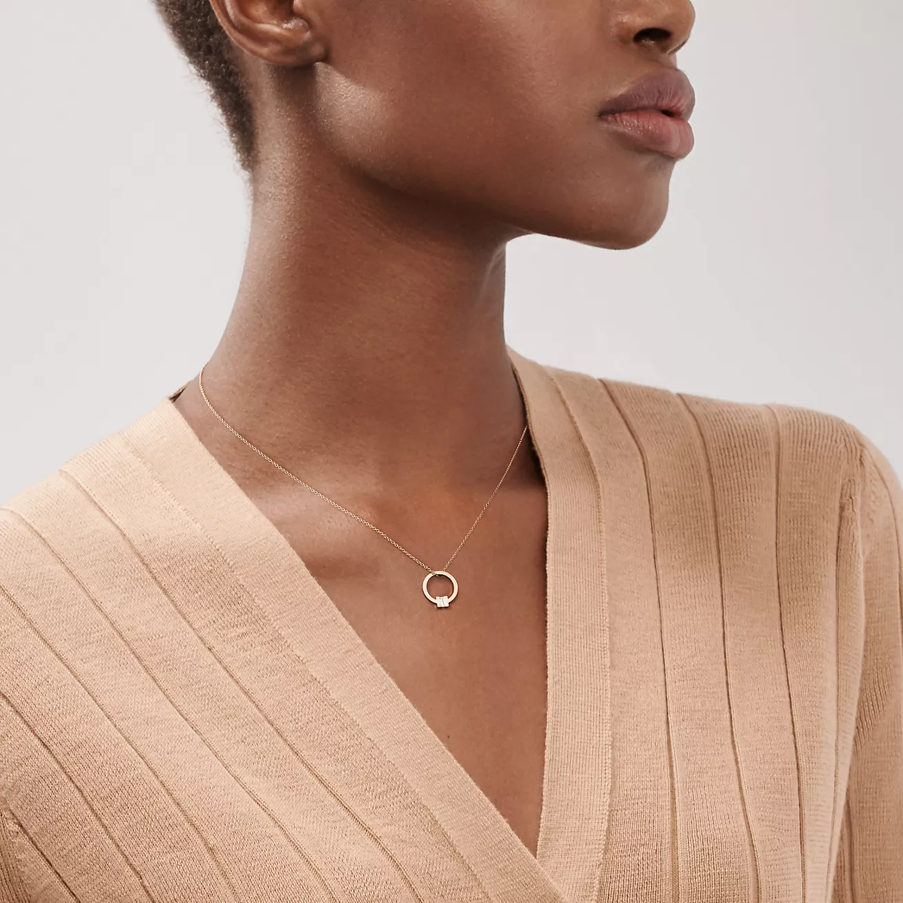 Tiffany T Pendant in 18k Rose Gold with a Baguette Diamond (1:1 replica)