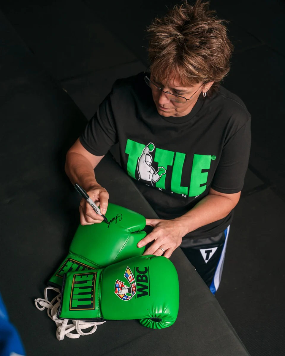 WBC by TITLE Boxing Autograph Gloves 2.0