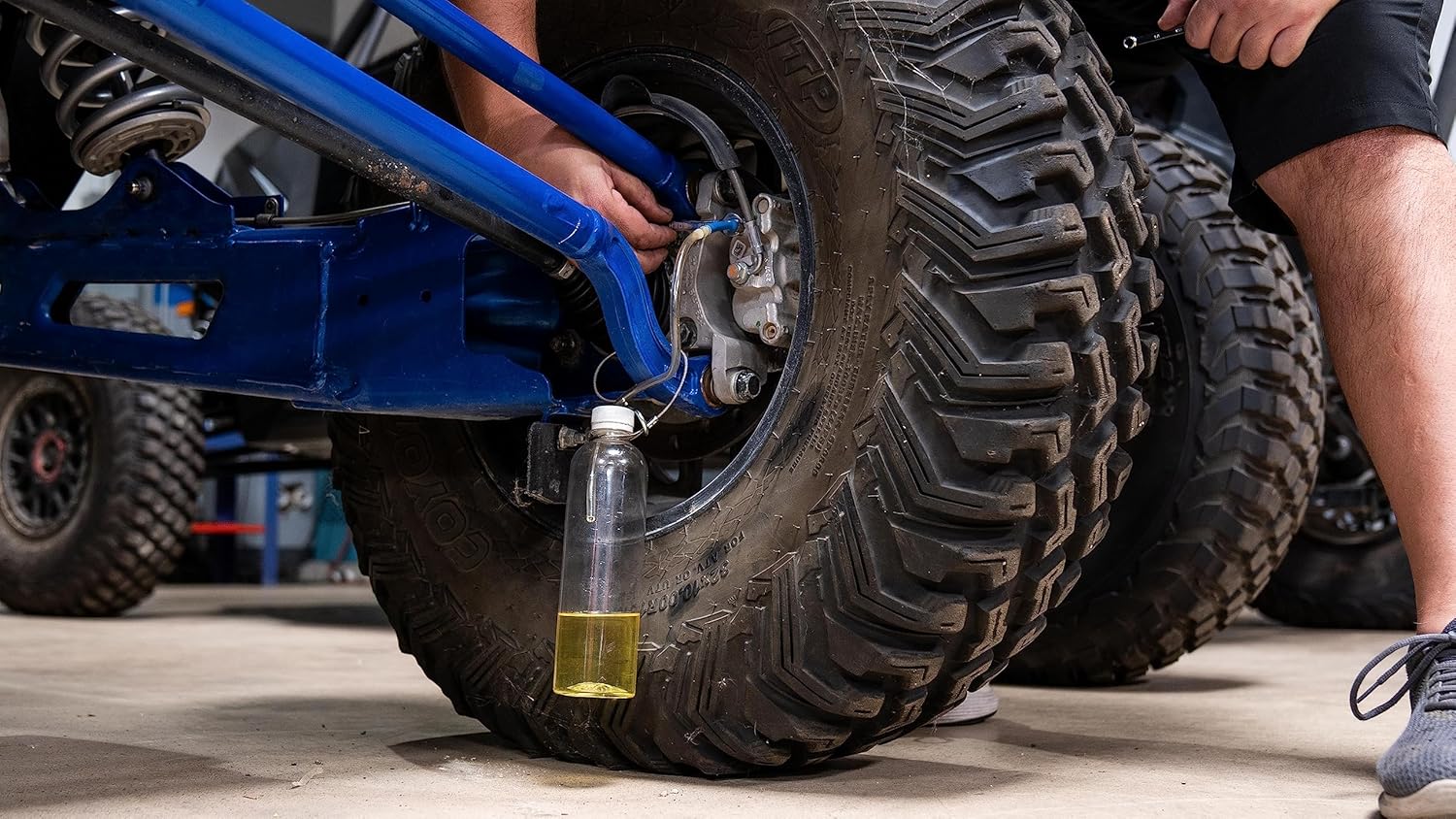 AGM Brake Pressure Bleeder Kit 3L with 1L Catch Bottle, Air Compressor Compatible, ABS & Traction Control, One-Person Use