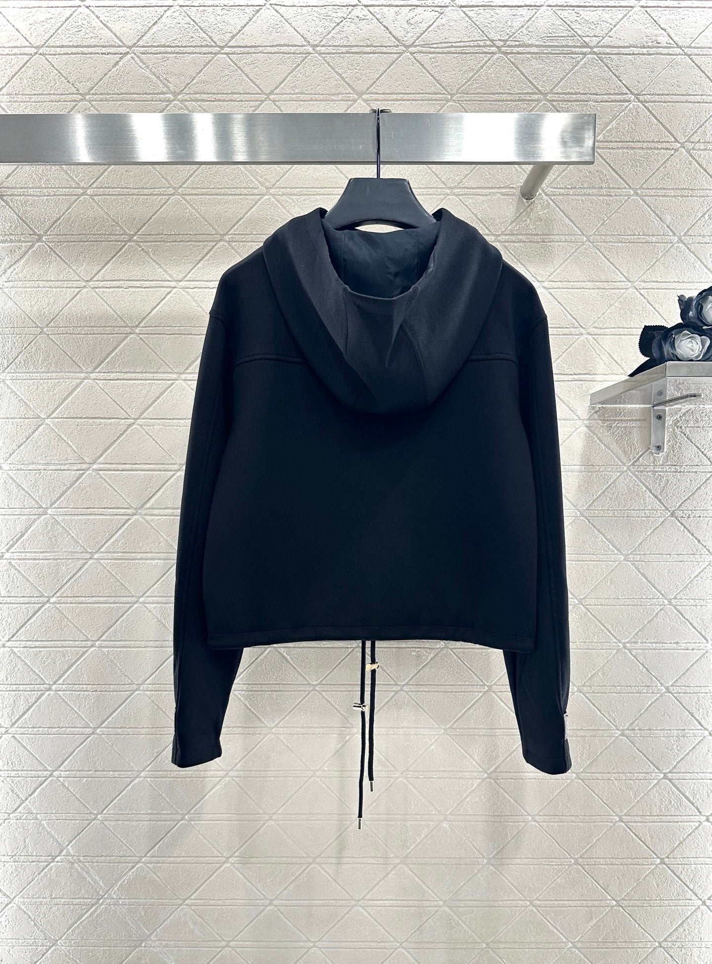 Presbyopia leather cuff buckle hooded jacket