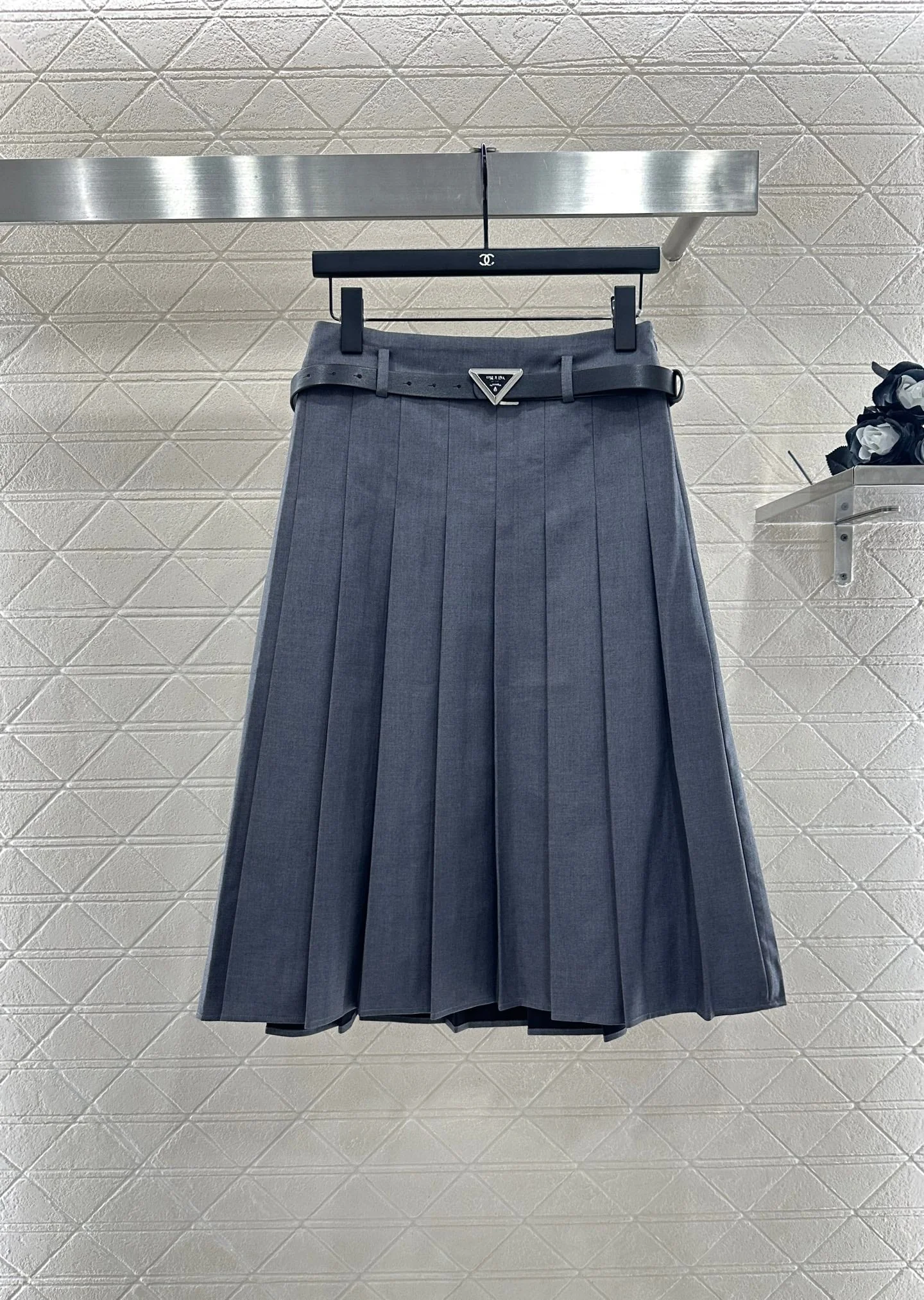 25fw Mid length pleated skirt with waist belt