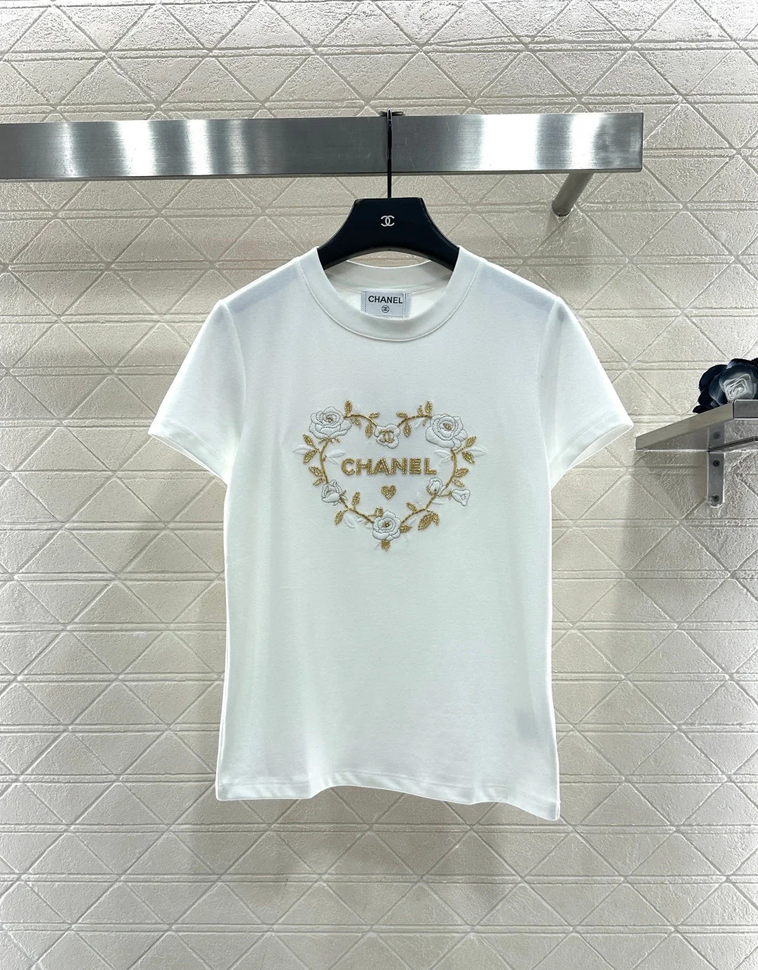 Embroidered beaded logo 𝑇𝑒𝑒