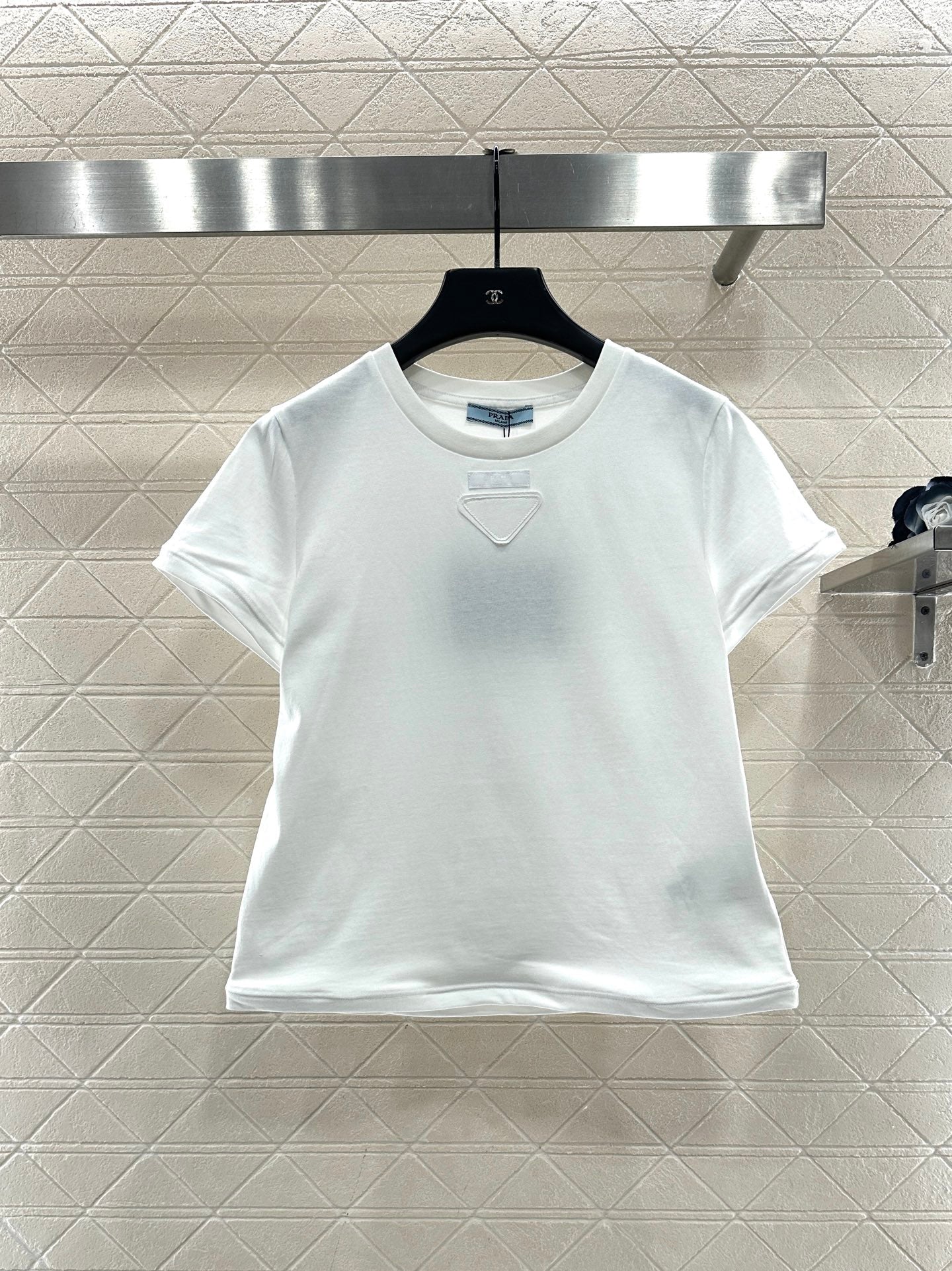 Triangle logo short sleeved shirt