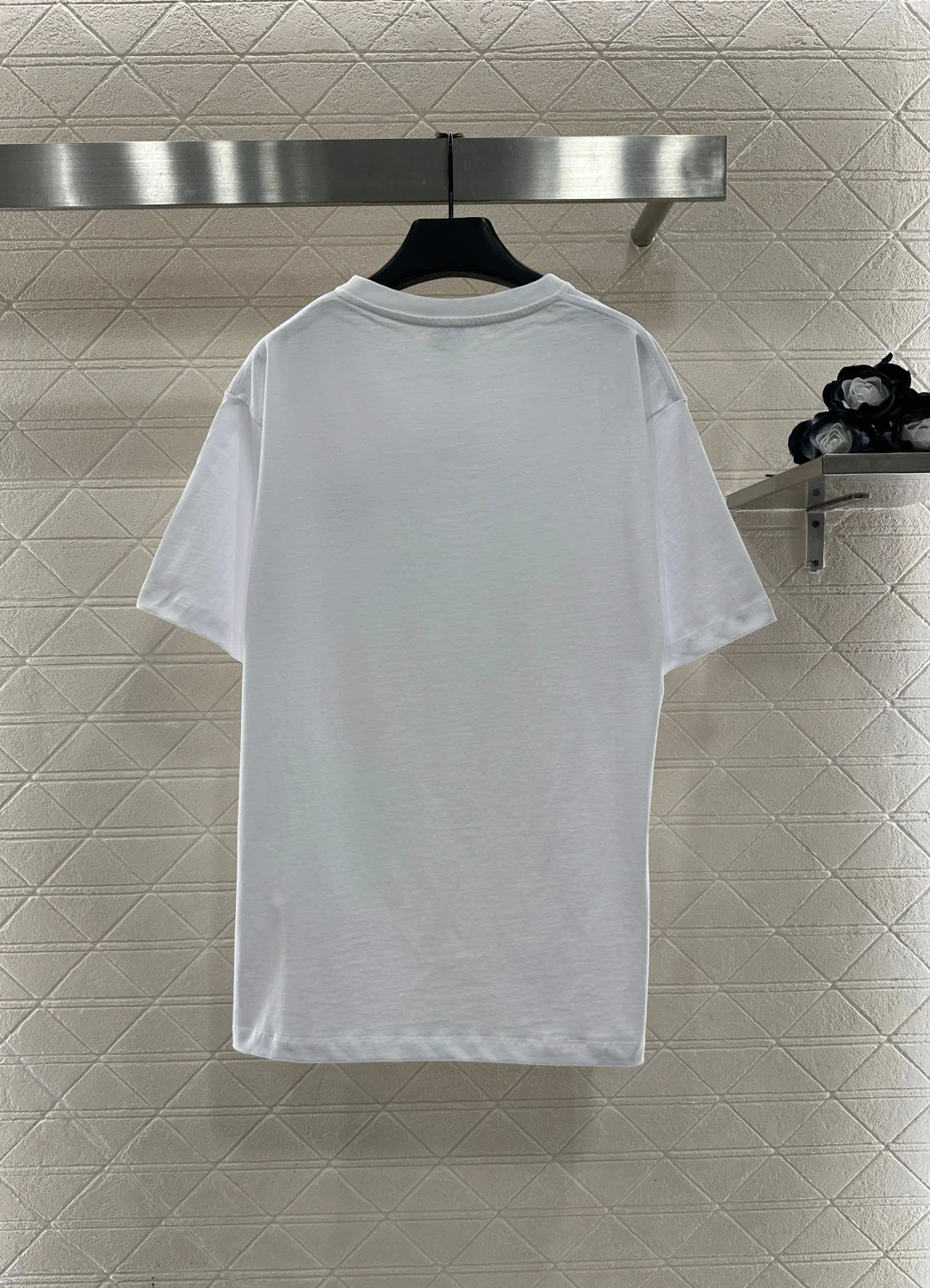 Round neck embroidered cat 𝑇𝑒𝑒