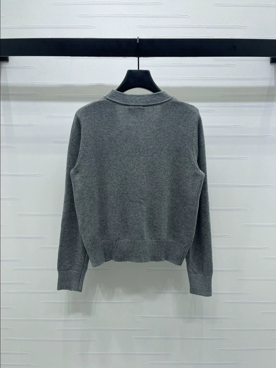 25fw V-neck long sleeved knitted cardigan