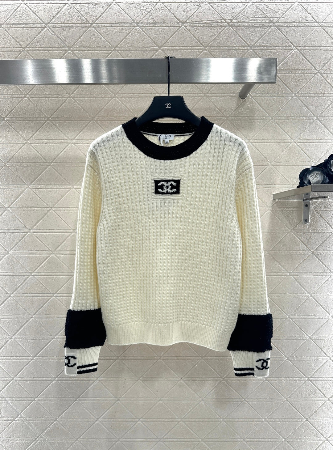 Pullover black and white sweater