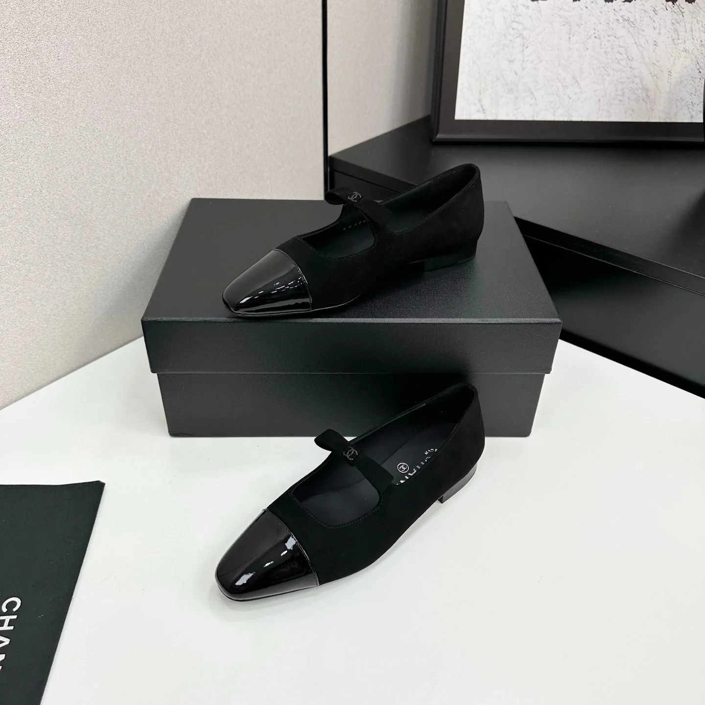 25 Pointed lacquered flat shoes