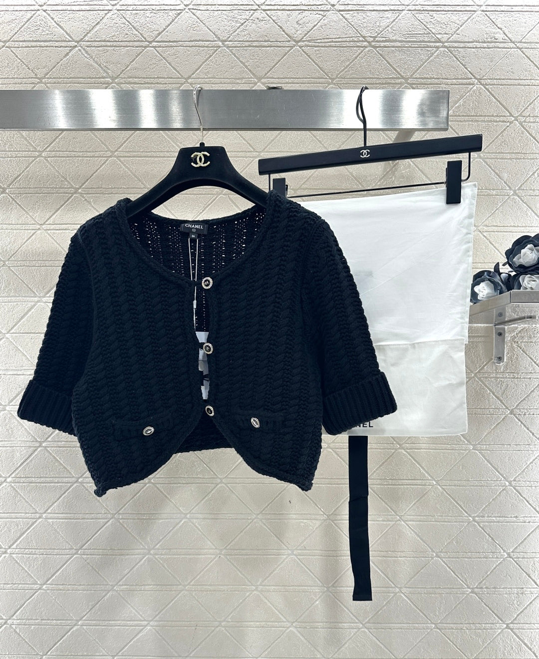 Short knitted short sleeved cardigan