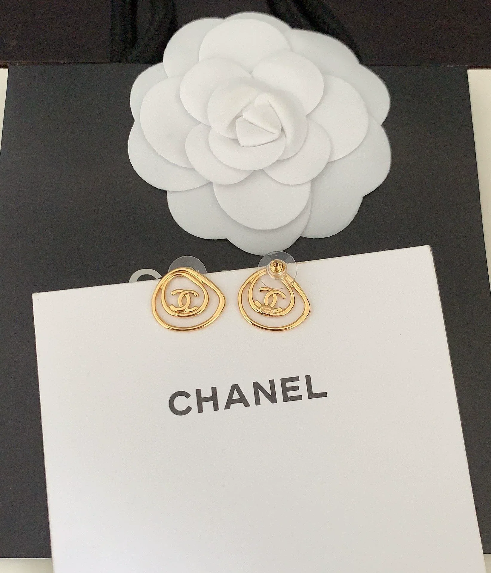 Hollow out heart-shaped earrings