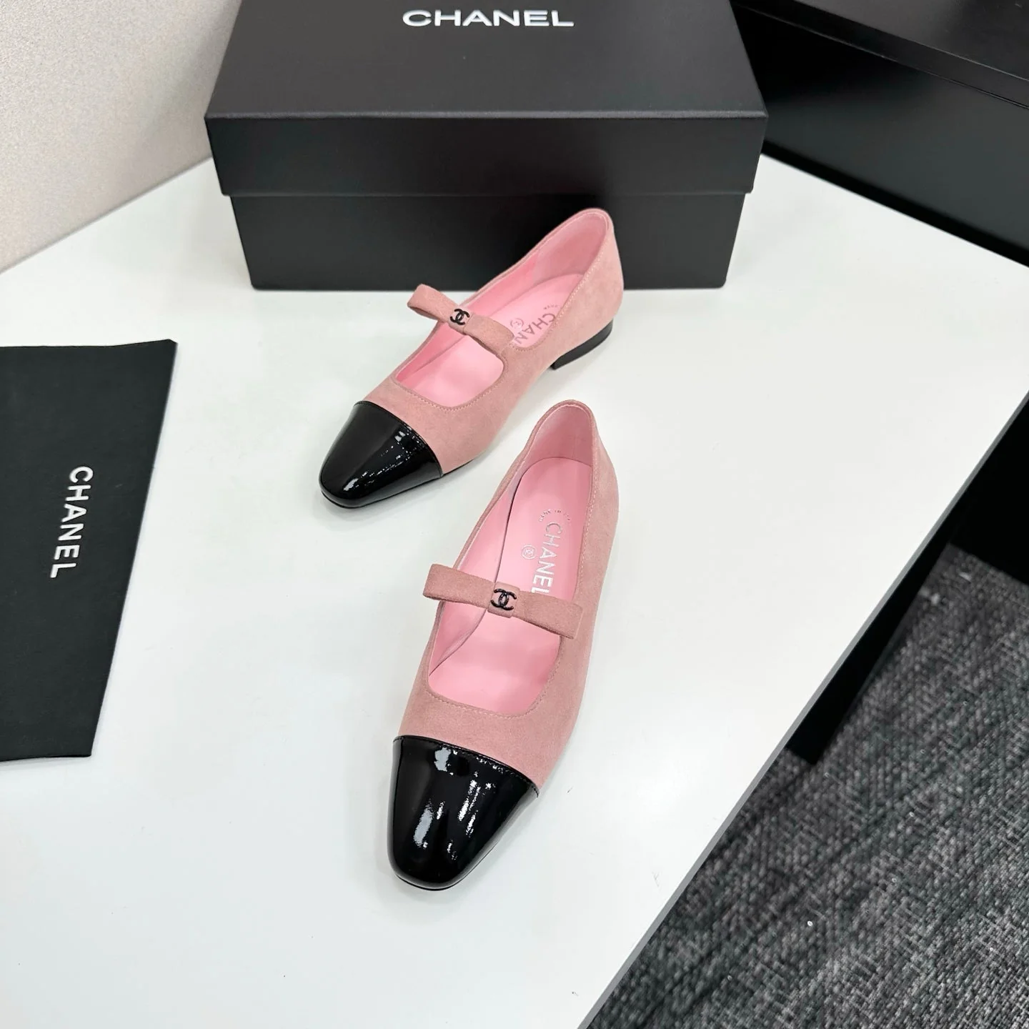 25 Pointed painted flat shoes