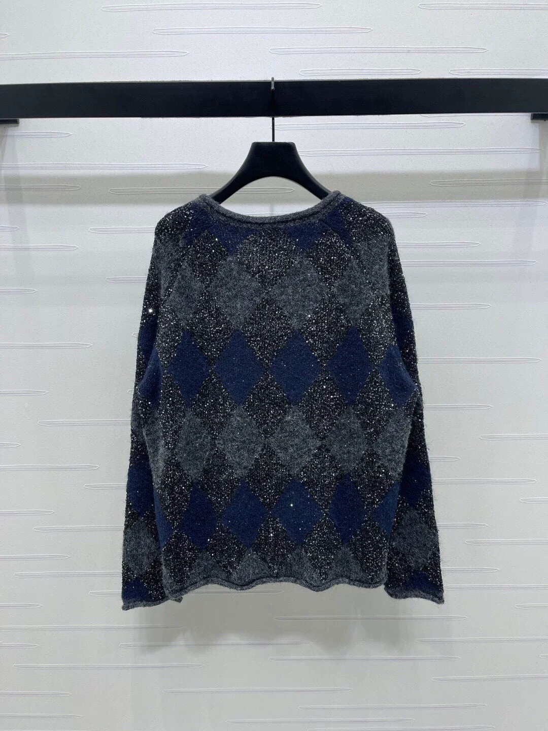 Lingge bead V-neck long sleeved shirt