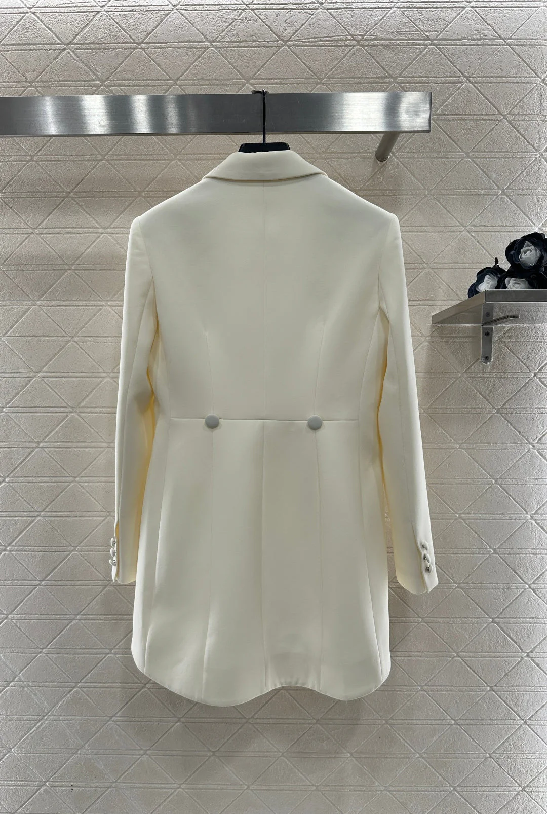 Collar and waist cinched suit jacket