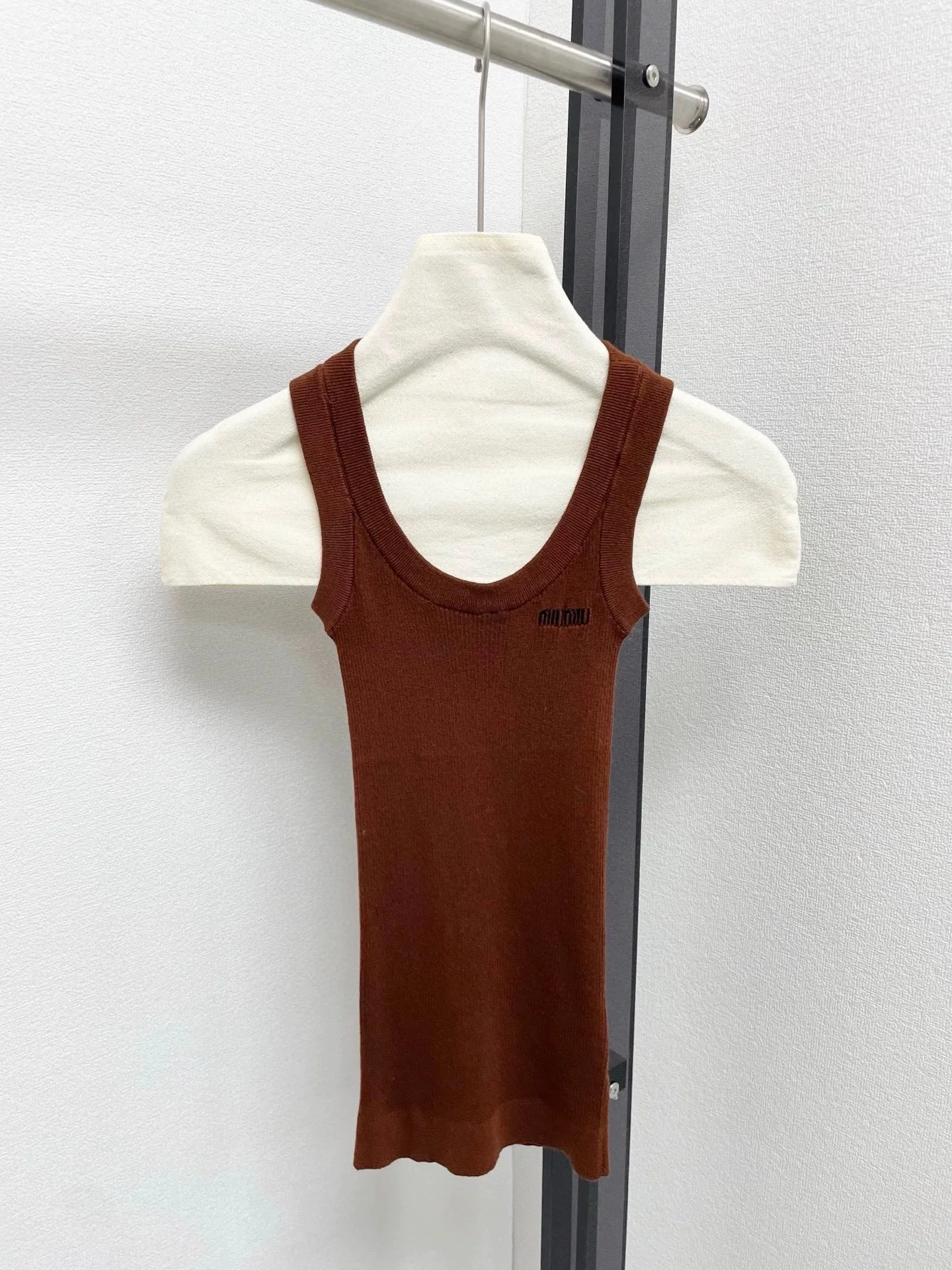 25fw U-shaped knitted vest