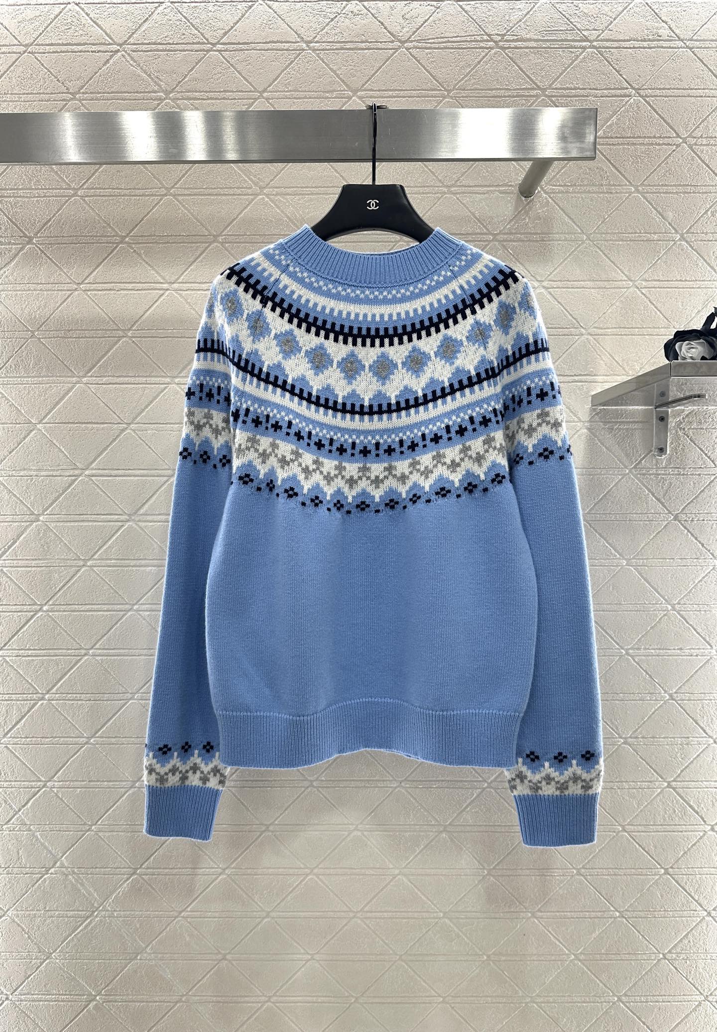 Hook flower round neck wool sweater