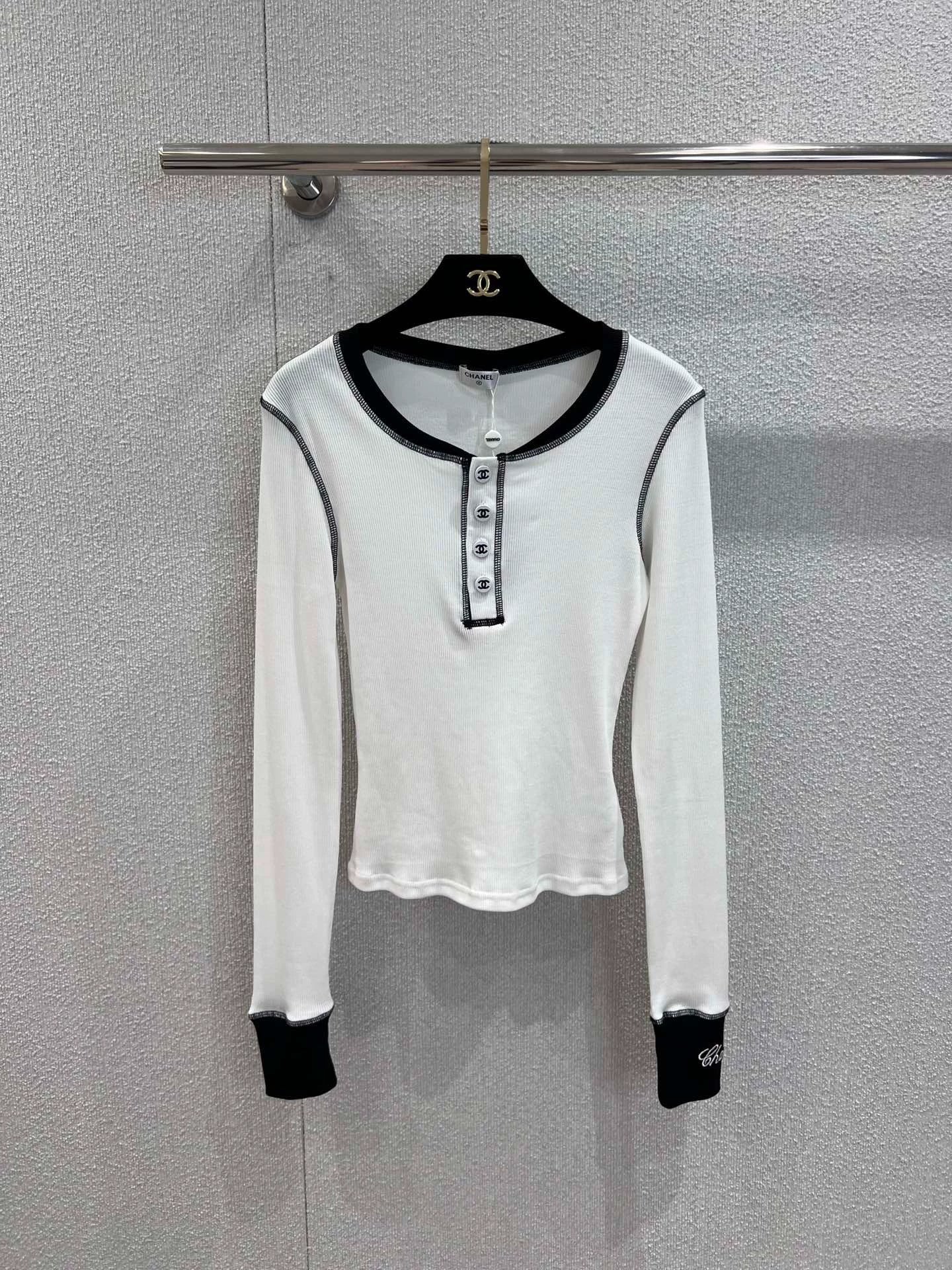 Color-blocked long-sleeved base layer top