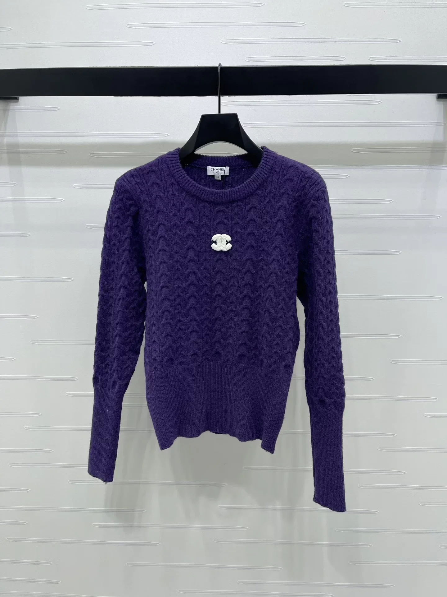 Round neck pullover long sleeved sweater