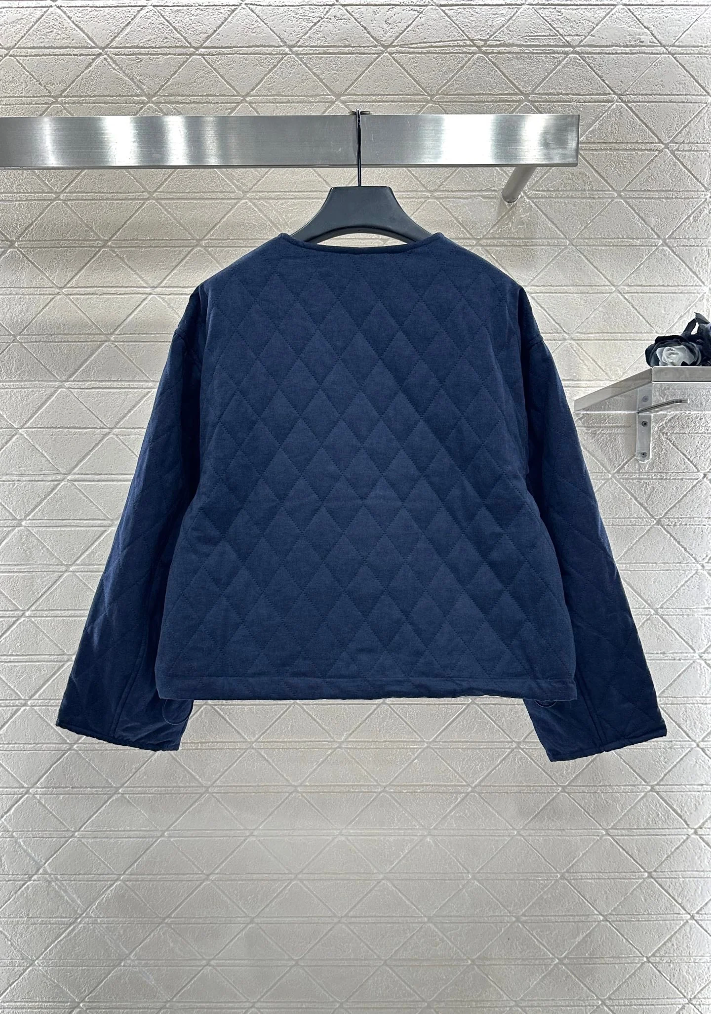 Diamond-quilted crew neck down jacket