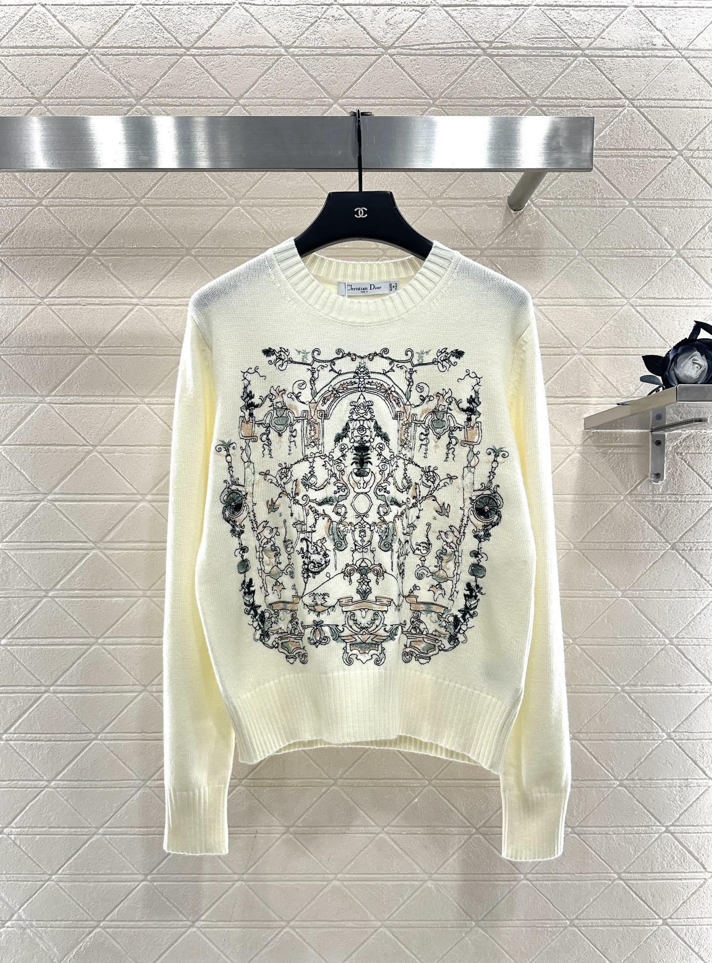 Embroidered knitted pullover sweater