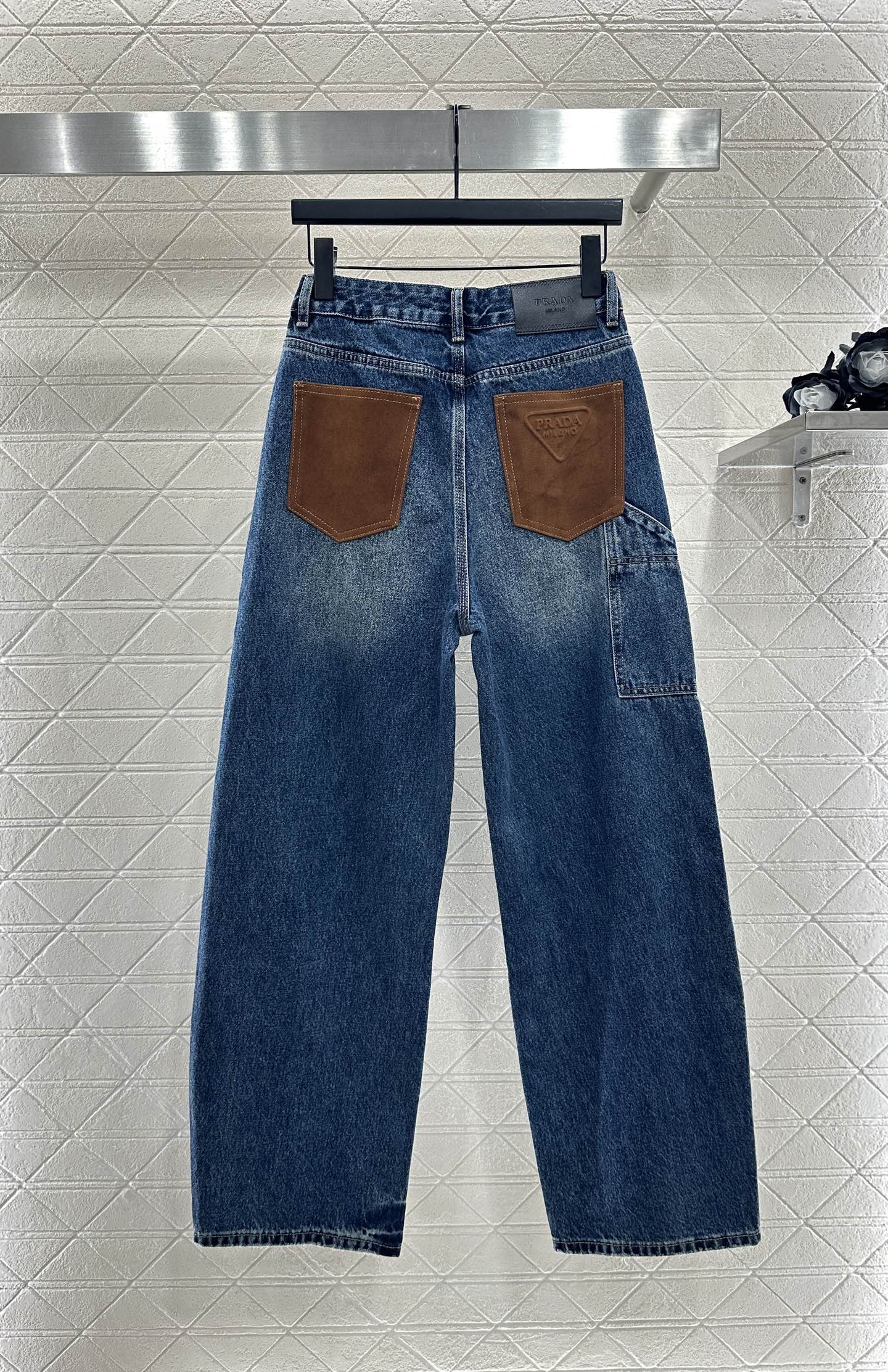 Spliced leather curved knife denim pants