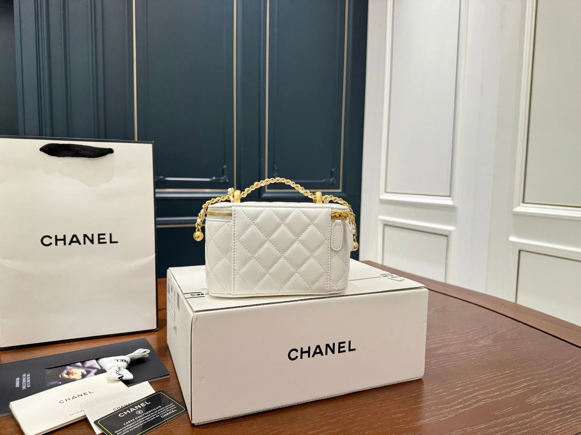 25 new chain cosmetic bag with mirror