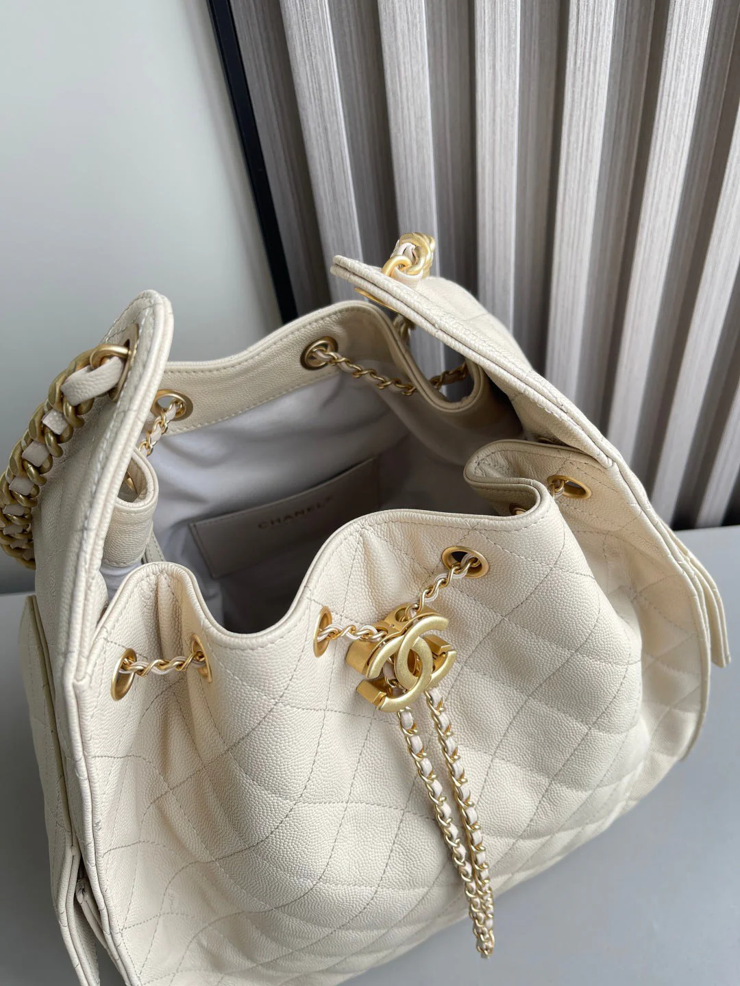 Drawstring bucket bag (beige)