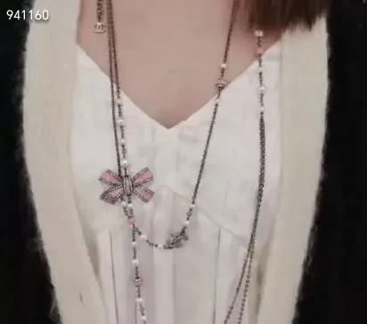 Pink enamel bow pearl sweater chain