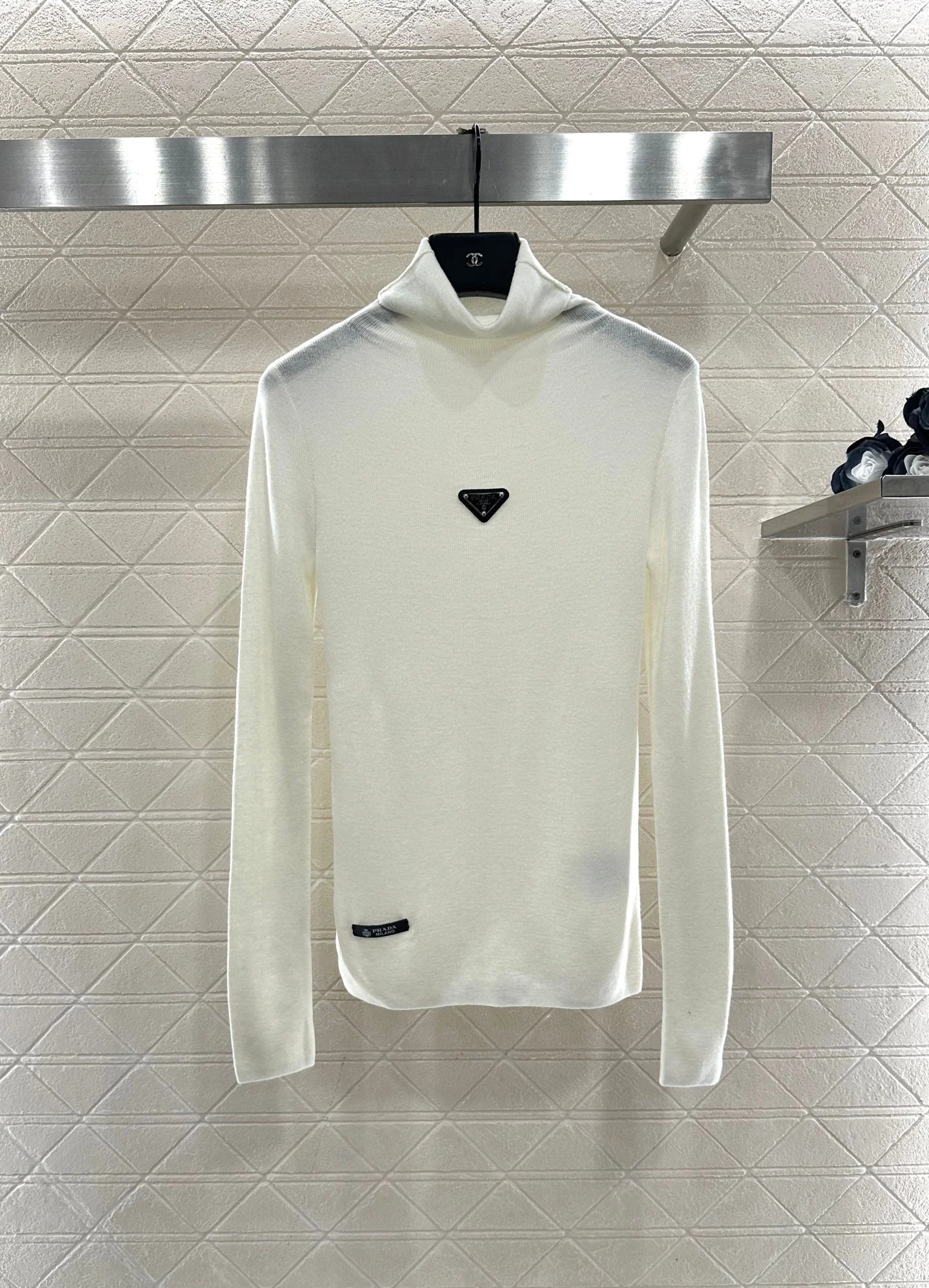 Tailored triangle logo high neck base shirt