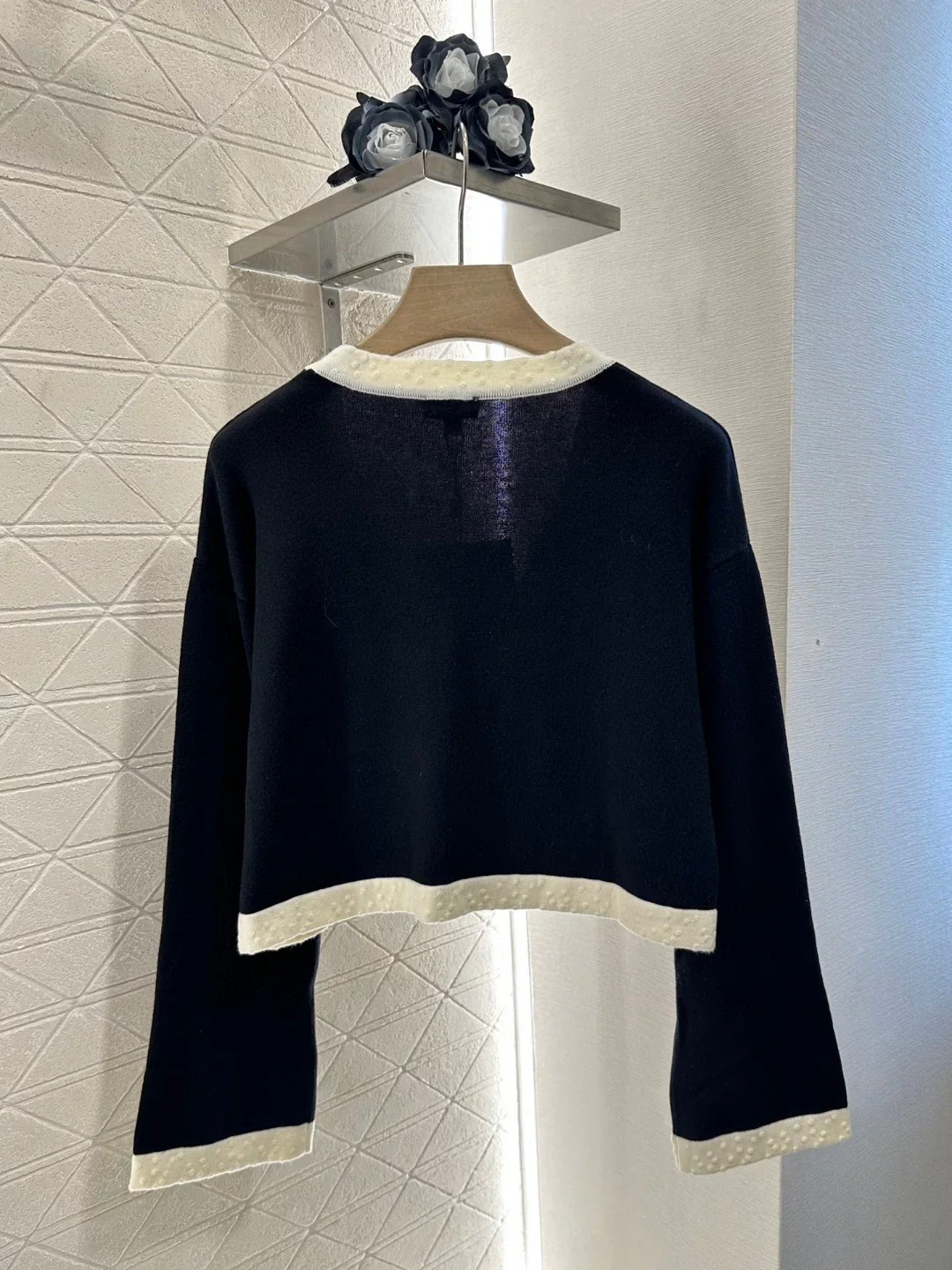 V-neck short knit sweater