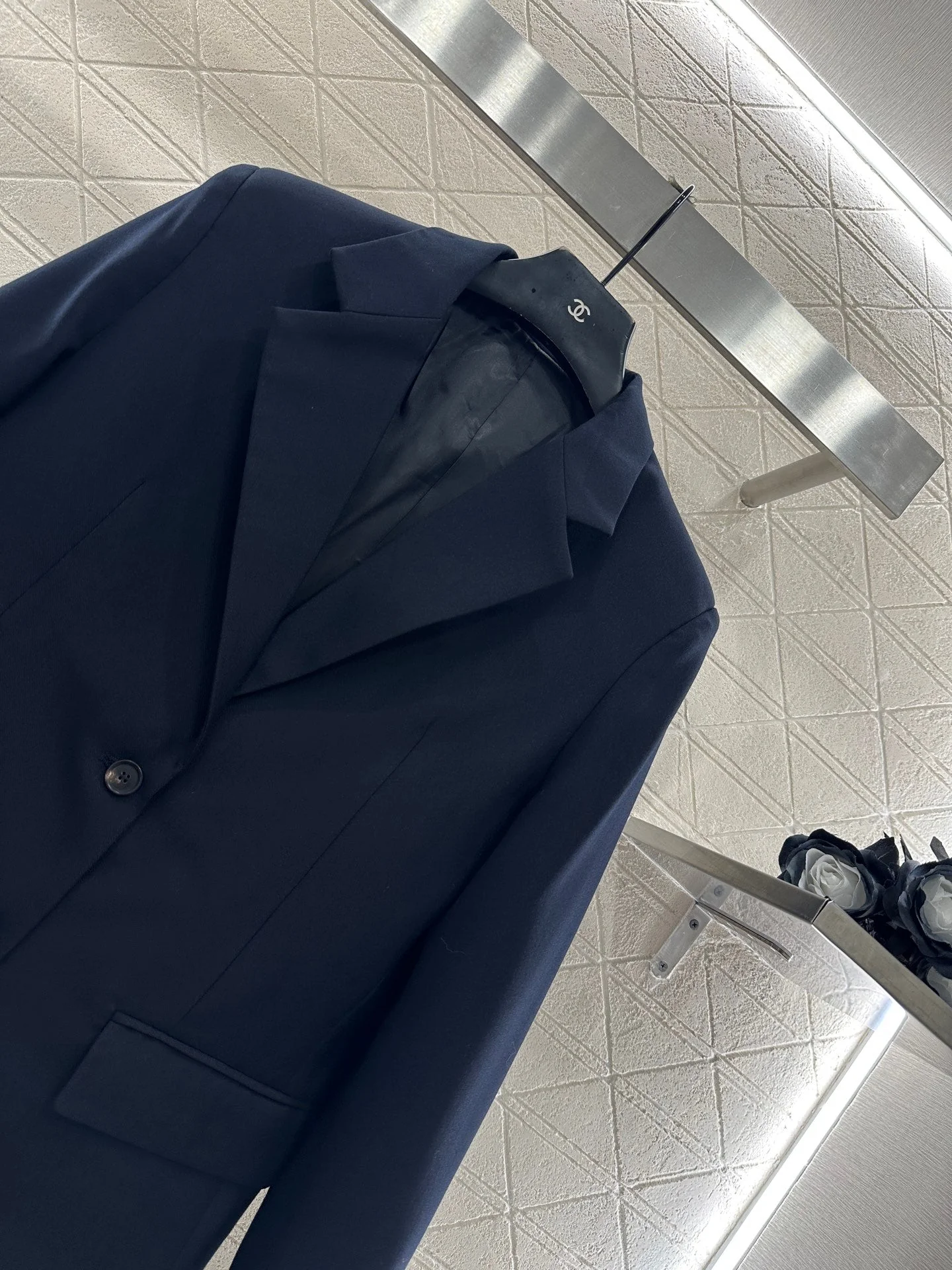 Front shoulder lapel suit jacket