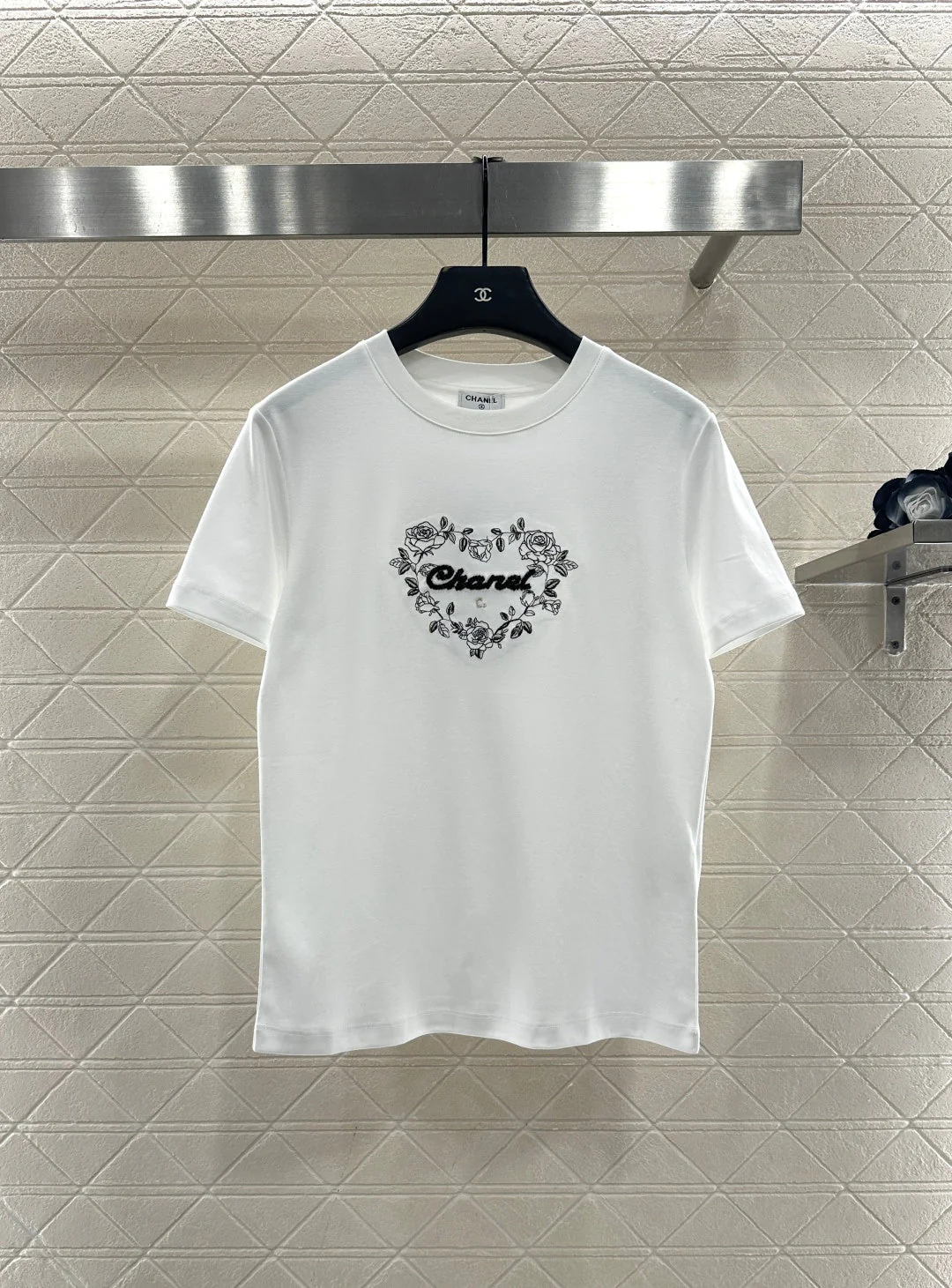 Round neck embroidered beaded logo 𝑇𝑒𝑒