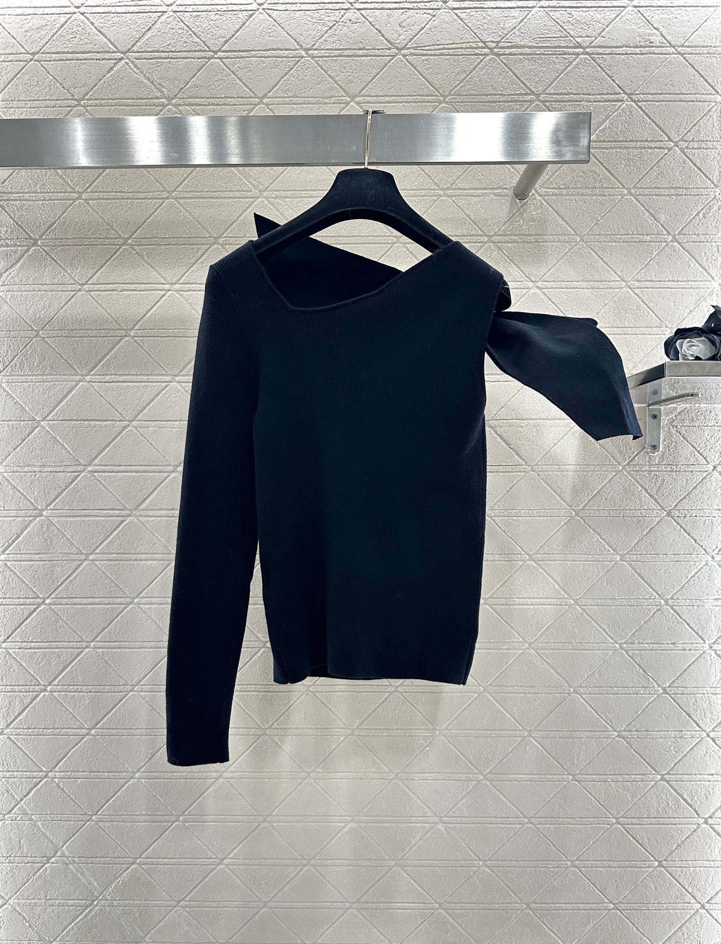 Single sleeve bow knit top