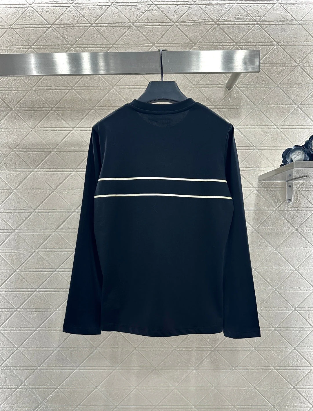 Round neck embroidered letter long sleeved shirt