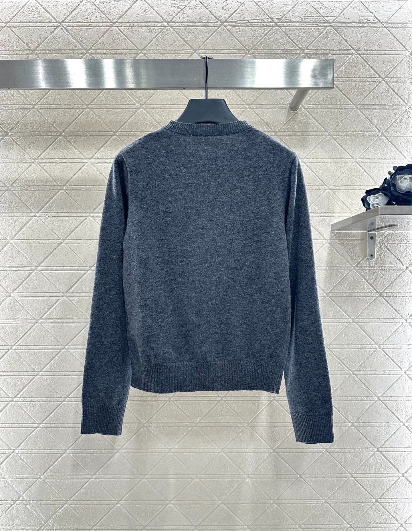 Half open button knit long sleeved shirt