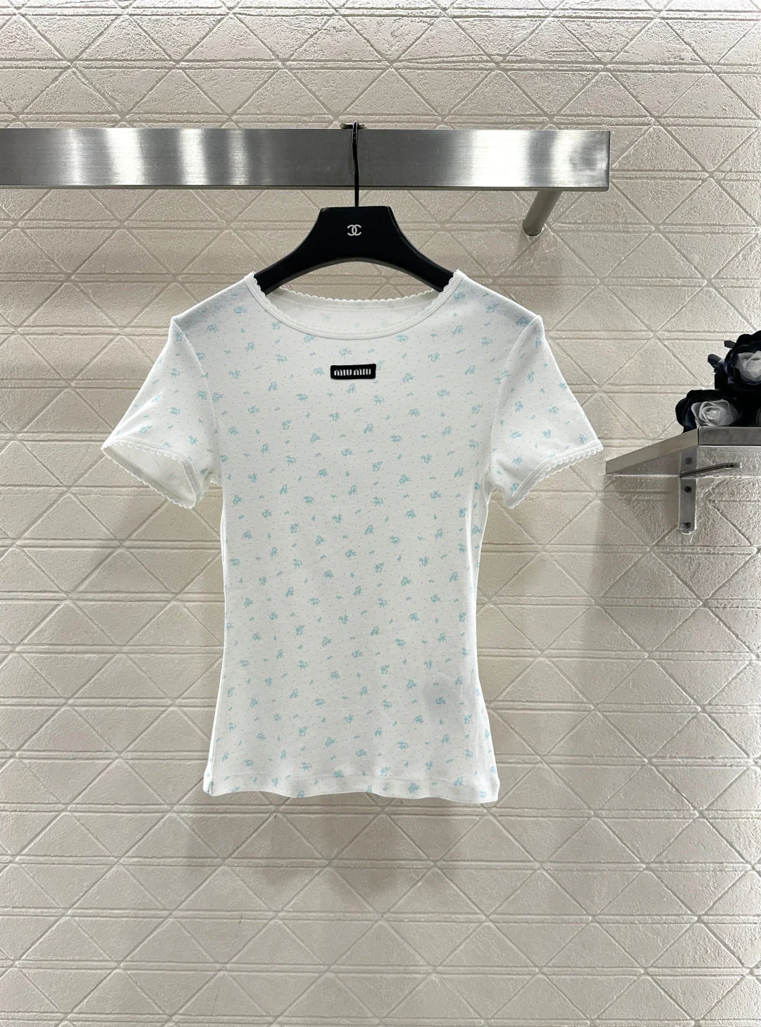 Round neck floral short sleeved shirt