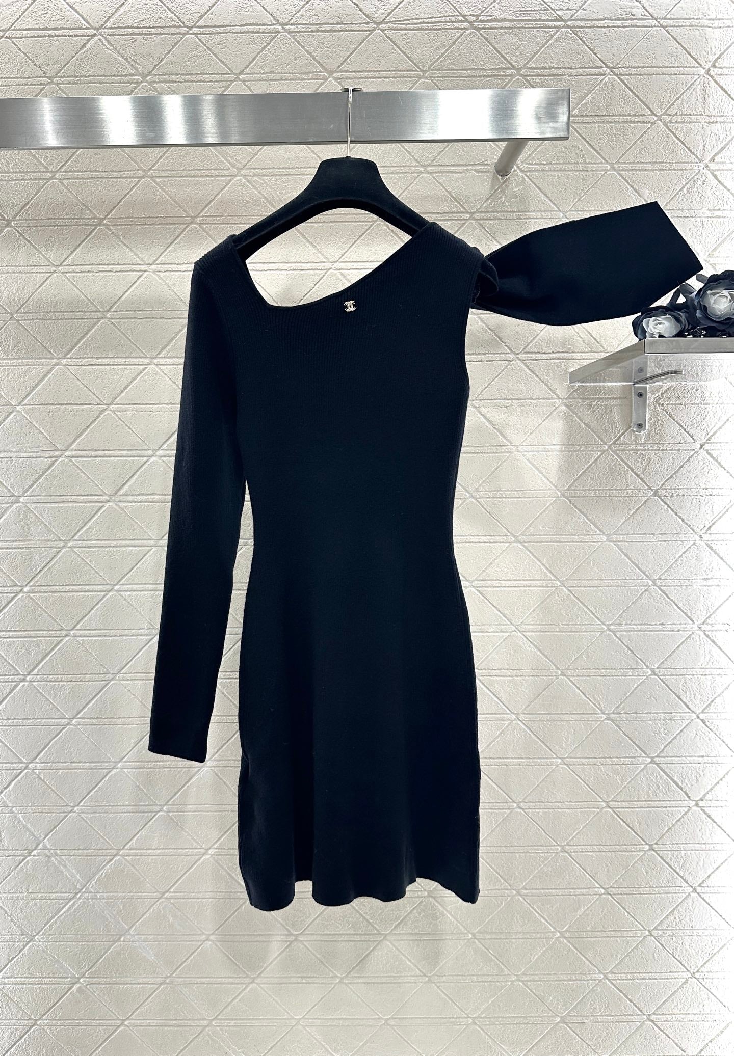 Single sleeve bow knit dress